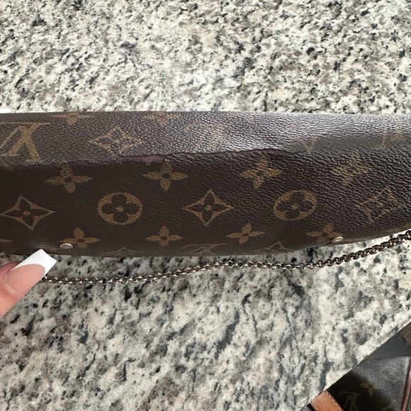 The Favorite Louis Vuitton - Picture 3 of 6